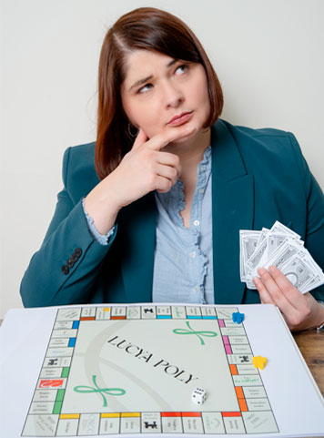 Julianne réfléchissant à une stratégie autour d’un jeu de gestion illustrant la prise de décision juridique.